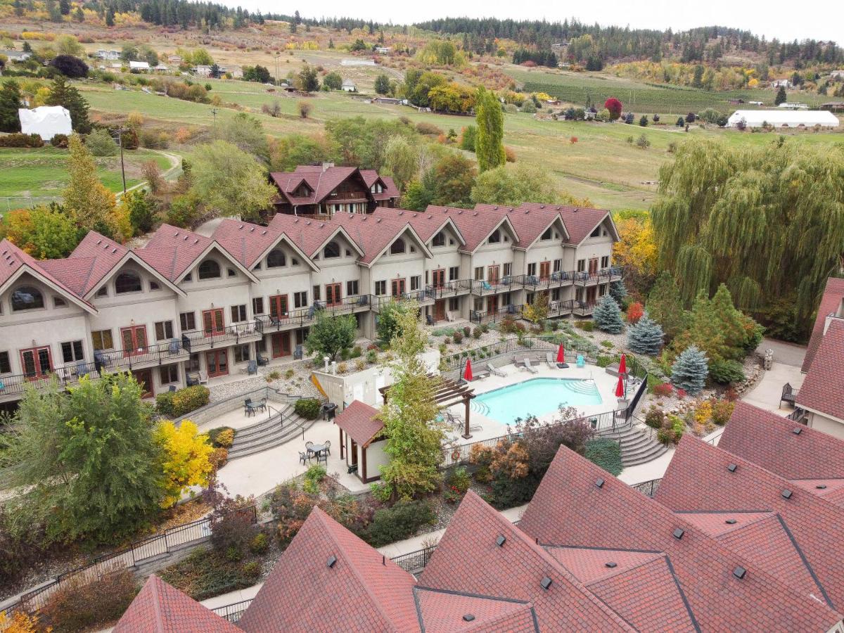 The Castle At Swan Lake Vernon Exterior photo