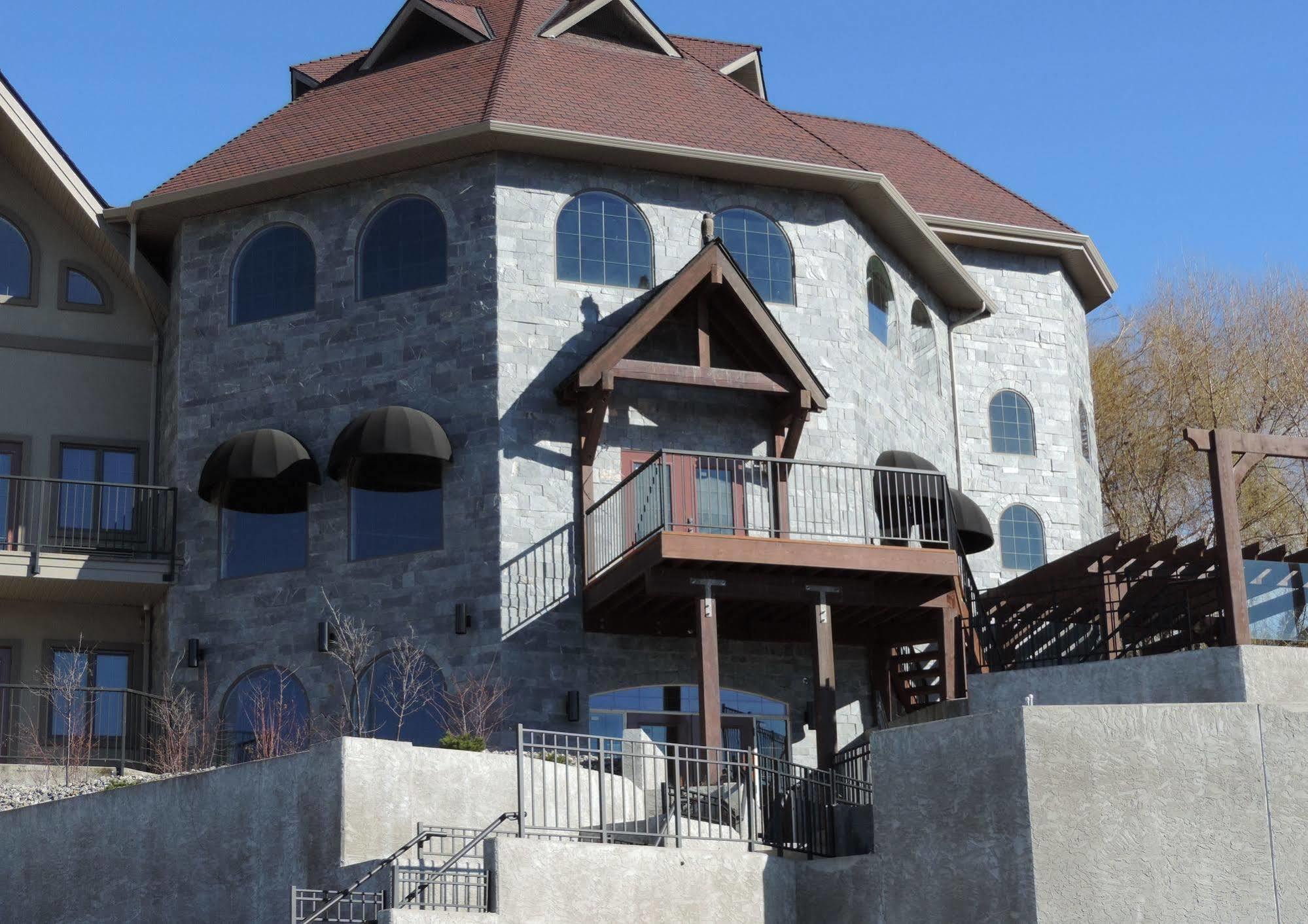 The Castle At Swan Lake Vernon Exterior photo